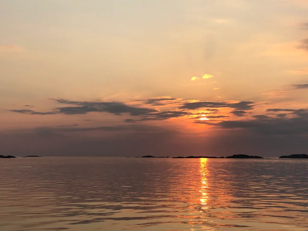 Mitt första kvartal som öbo, solnedgång, Malin på Knippla, havet, västkusten, Bohuslän,  