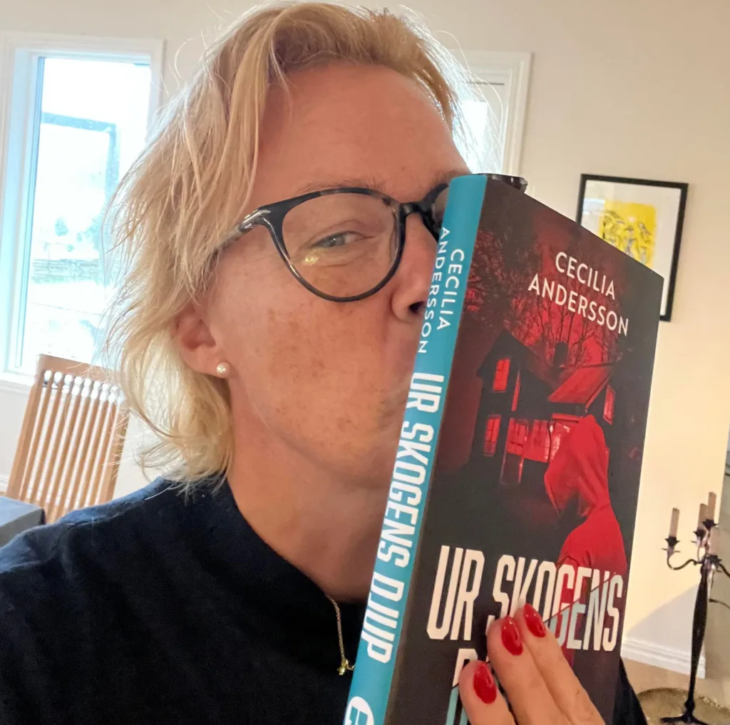 nytt poddavsnitt av Skriverier med malin och Cilla ,författare, ur skogens djup