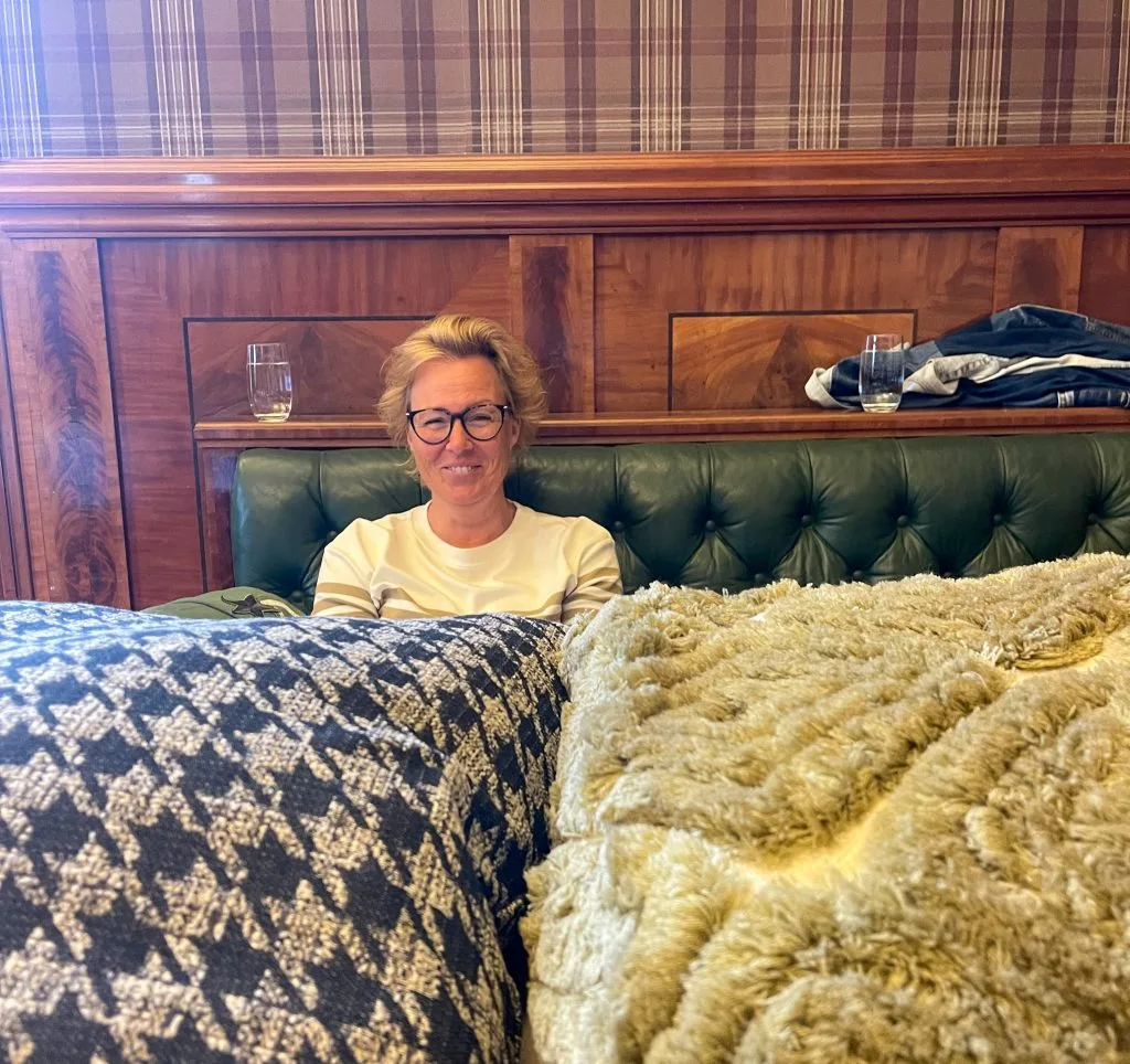 Cecilia Andersson i poddstudion för Skriverier med Malin och Cilla, Bjertorp slott