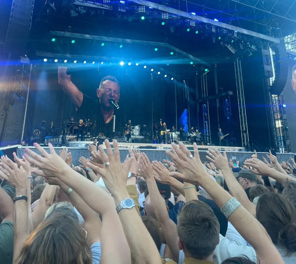 hur ska jag landa efter Bruce-festen, Malin Lundskog på Ullevi 2023, viftande händer i publikhav