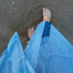 storskjorta denim från Remake Sthlm, Malin Lundskog doppar tårna i Nordsjön, saltburn-by-the-sea