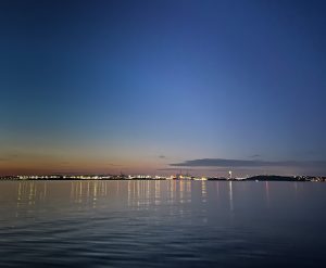 göteborg sett från havet, sommarnatt, mörker