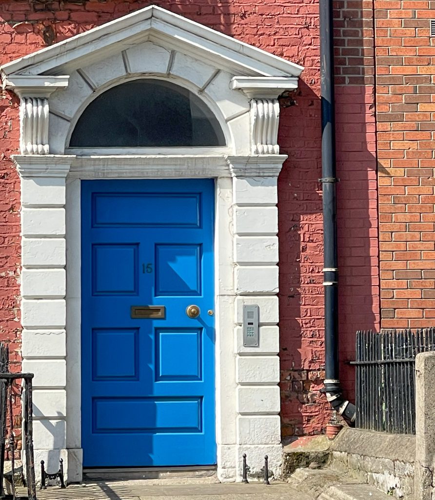 när man stänger dörrar, dublin, tågluff, blå dörr