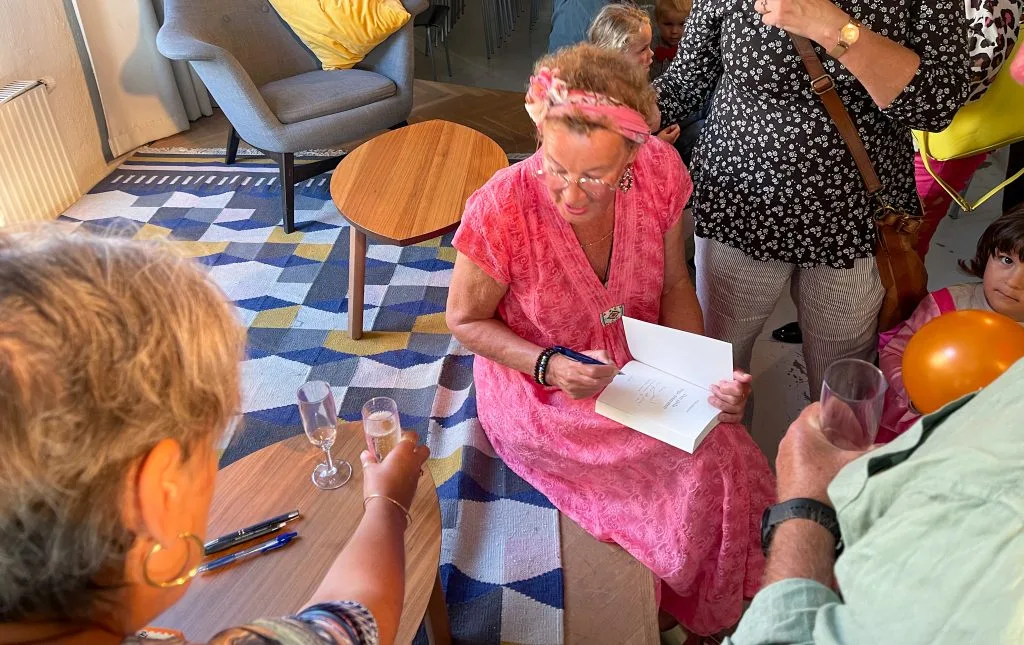 Britta Sjöström signerar