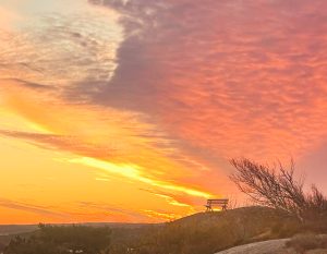 bänk på knippla, utsikt, soluppgång, orange himmel, oktober