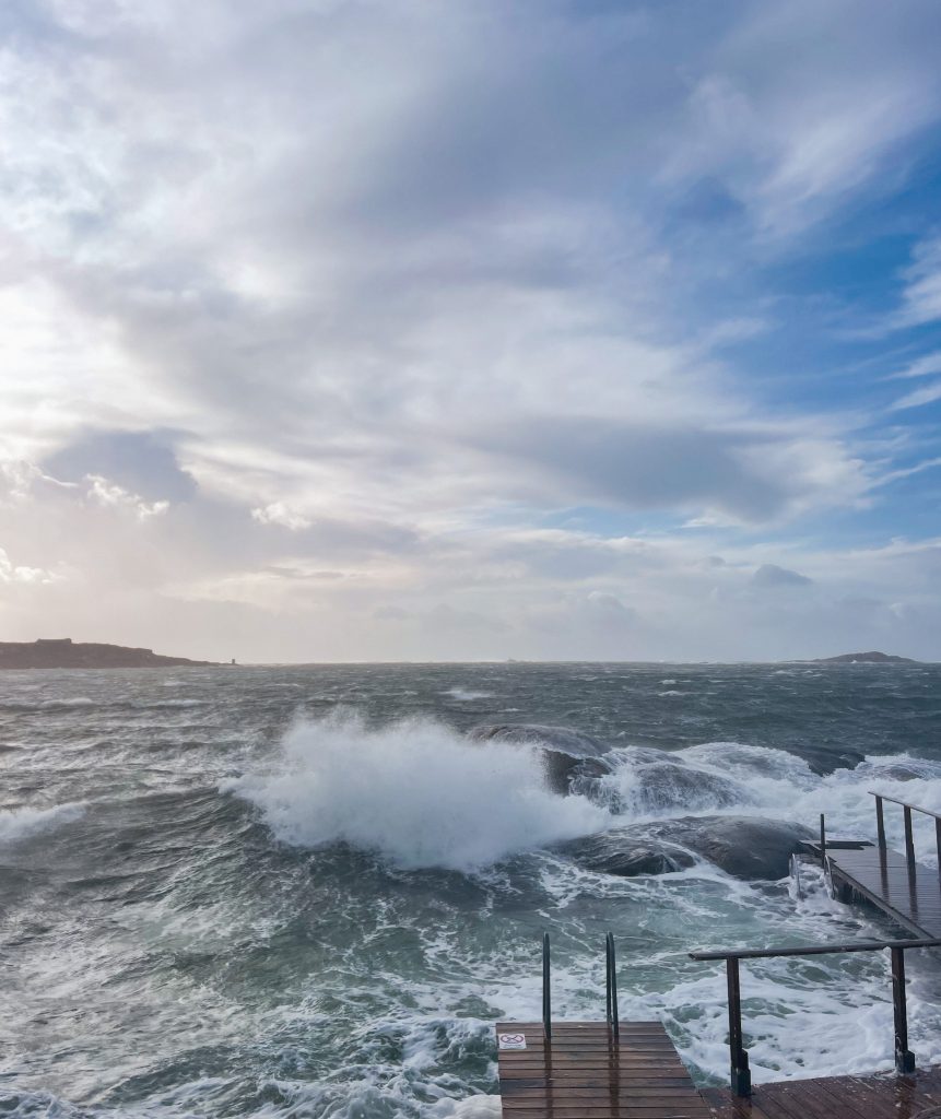 hela havet stormar, vågor vid Ankis badplats på knippla, oktober 2023
