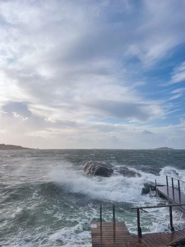 hela havet stormar, vågor vid Ankis badplats på knippla, oktober 2023, översköljda klippor