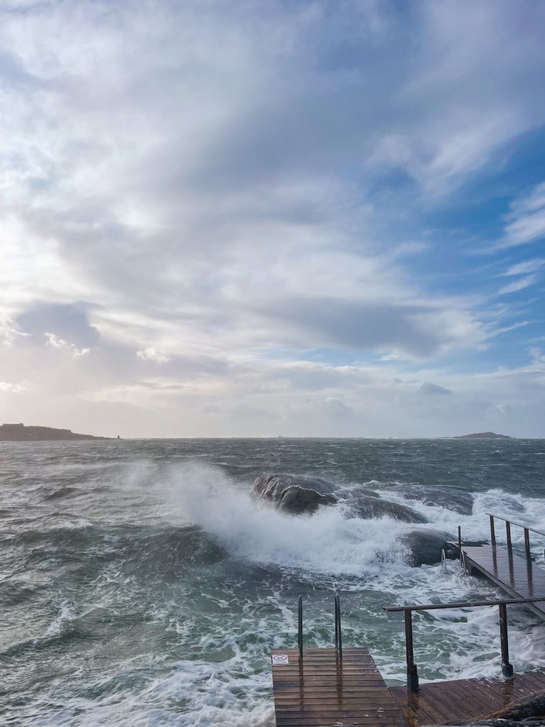 hela havet stormar, vågor vid Ankis badplats på knippla, oktober 2023, västkusten
