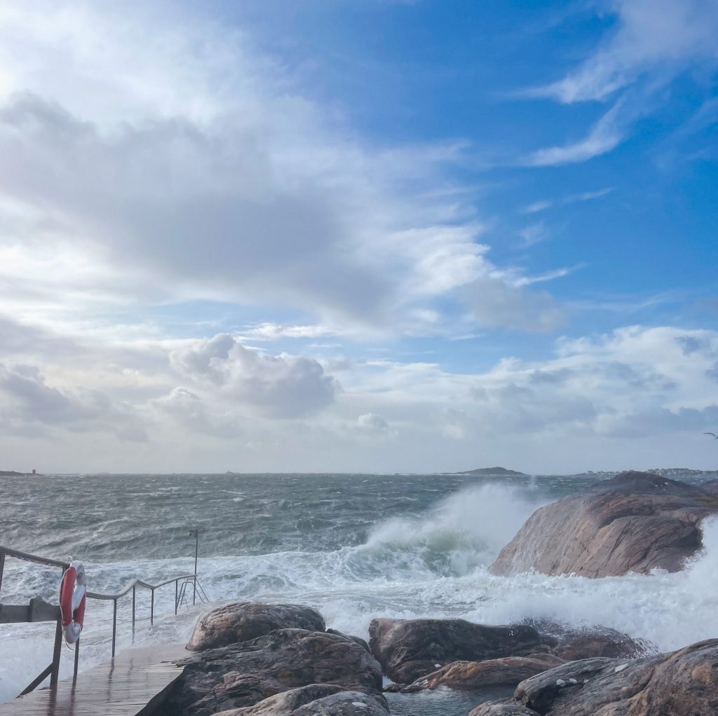 hela havet stormar, vågor vid bastun på knippla, oktober 2023, oväder
