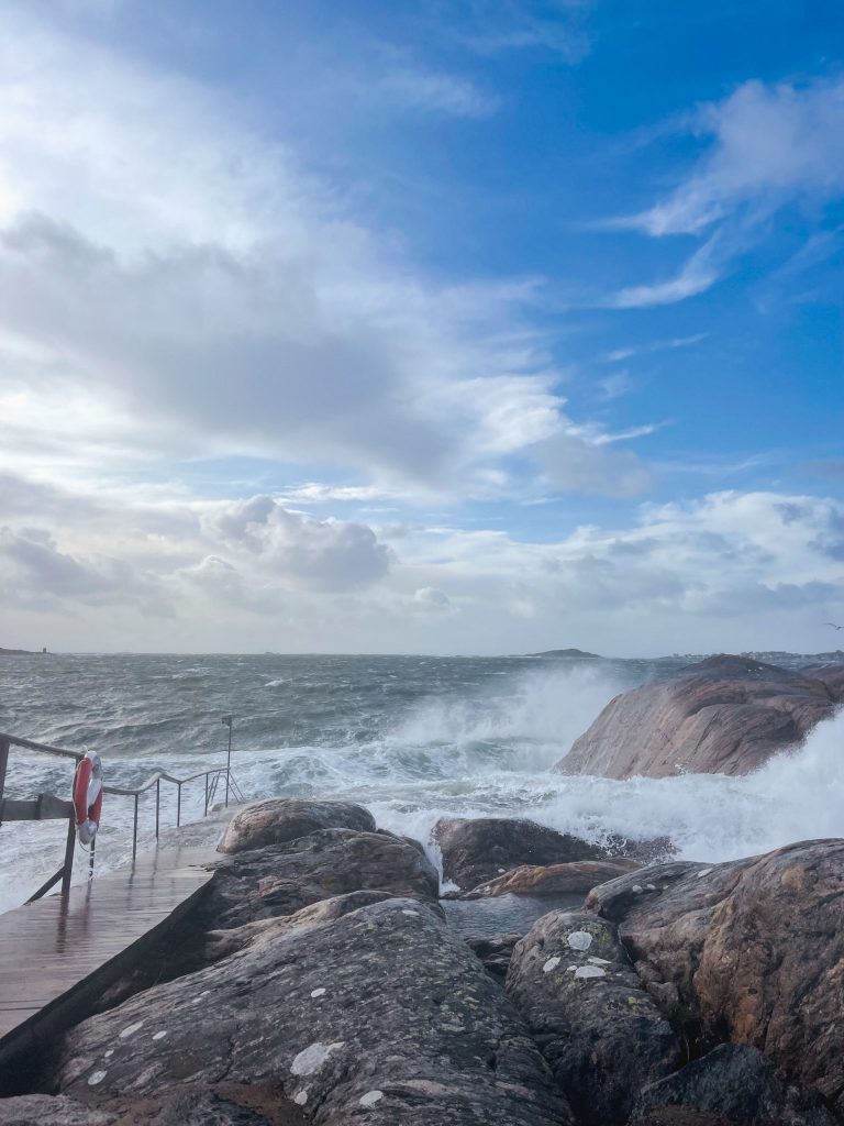 hela havet stormar, vågor vid bastun på knippla, oktober 2023, väder, västkusten
