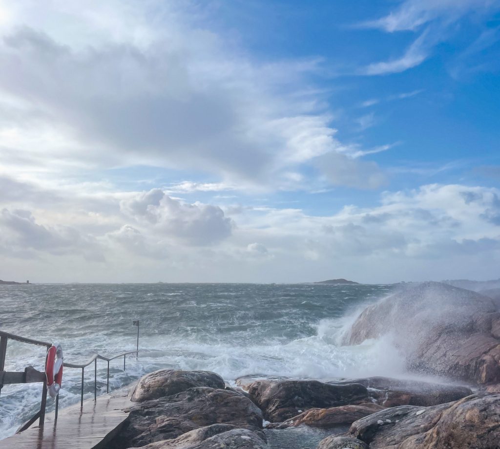 hela havet stormar, vågor vid bastun på knippla, oktober 2023, översköljda klippor
