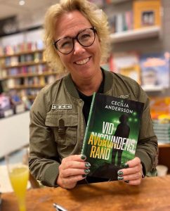 cecilia andersson med boken Vid avgrundens rand