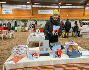 Malin Lundskog med sin roman Mariannes mirakel, Billdals stall, julmarknad