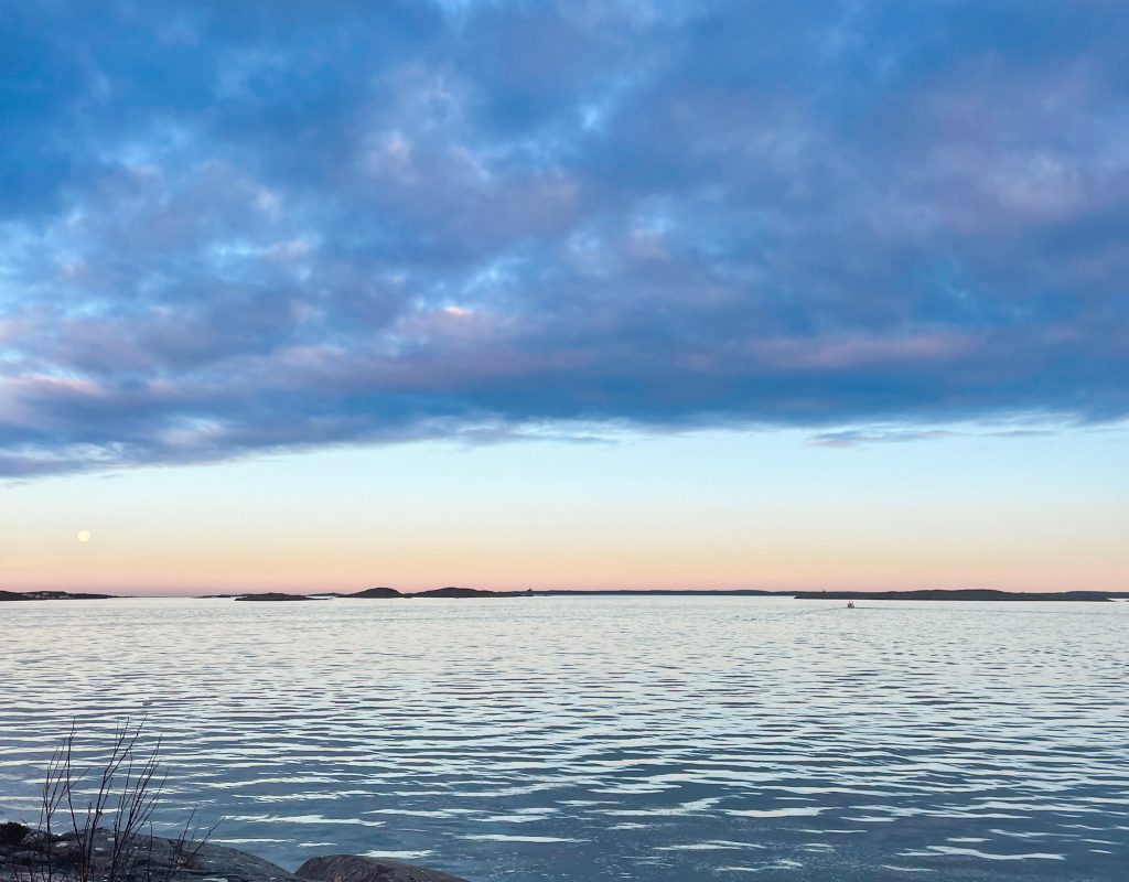 lugnet efter den lugna julen, utsikt från knippla, båt på väg norrut
