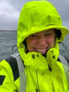 Malin Lundskog i reflexjacka, vind och regn