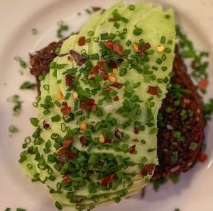 avokadomacka på kafé magasinet