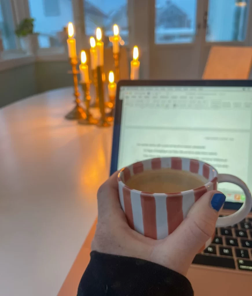 kaffekopp, dator, författare Malin Lundskog