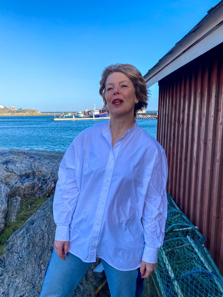 författarporträtt, Malin Lundskog, grimas, vind i håret
