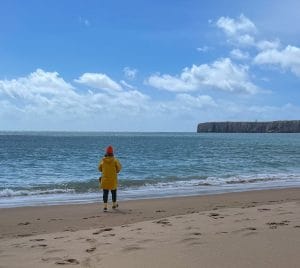 Malin Lundskog p åstranden i Sagres