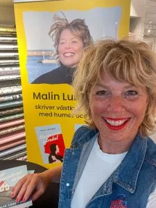Malin Lundskog författare, framför roll up