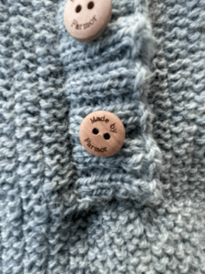 stickad babyoverall, barnbarn, farmor, made by farmor