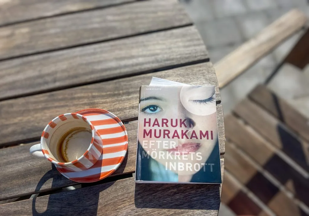 boktips skriverier med malin och cilla, tom kaffekopp, efter mörkrets inbrott, haruki murakami