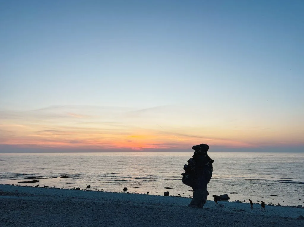 solnedgång vid raukarna, fårö, langhammar