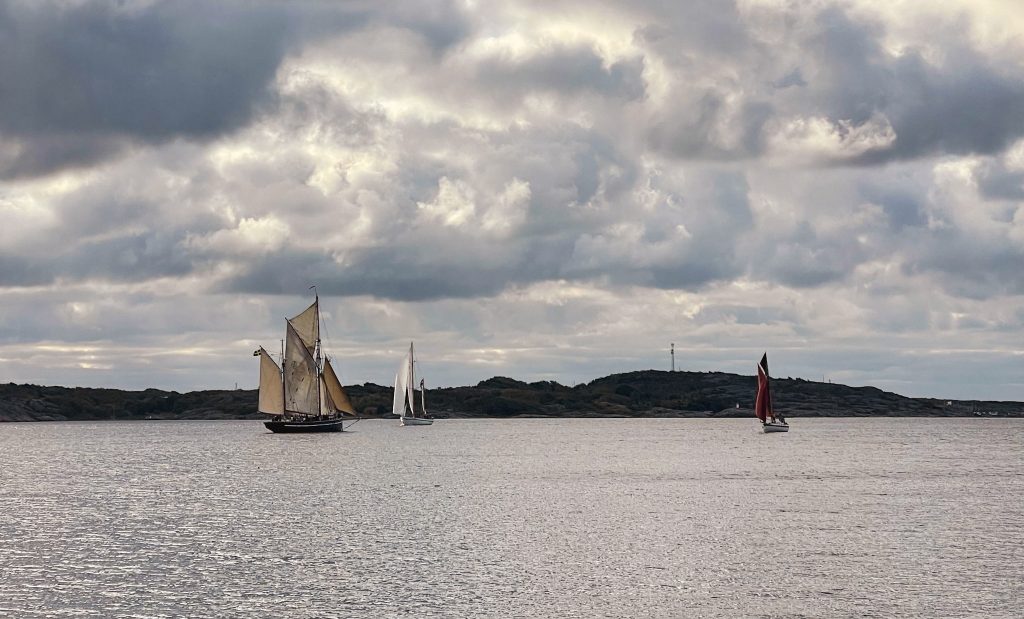 löptikar och segelfartyg, tvåmastaare mellan björkö och knippla