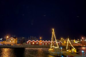 knippla hamn, båtar med julslingor, sjöbodar