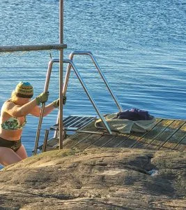 malin lundskog, kalla bad, stickad mössa, hav, klippor
