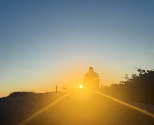 morgonpromenad i soluppgång, knippla