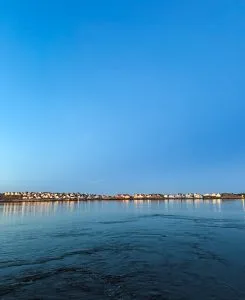 knippla i kvällsljus