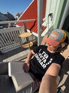 malin lundskog läser, sol, balkong