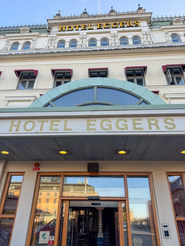 eggers entré, författarhäng
