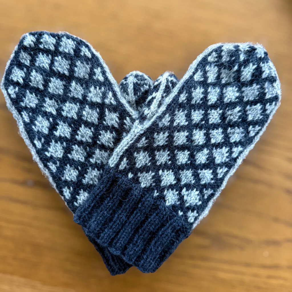 även det som blir fel blir rätt, hemmastickade ullvantar, bohusvantar
