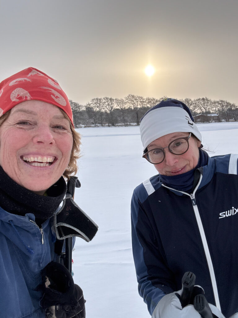 När snön kommer ger jag mig ut på golfbanan, Malin Lundskog, Annika Lundskog