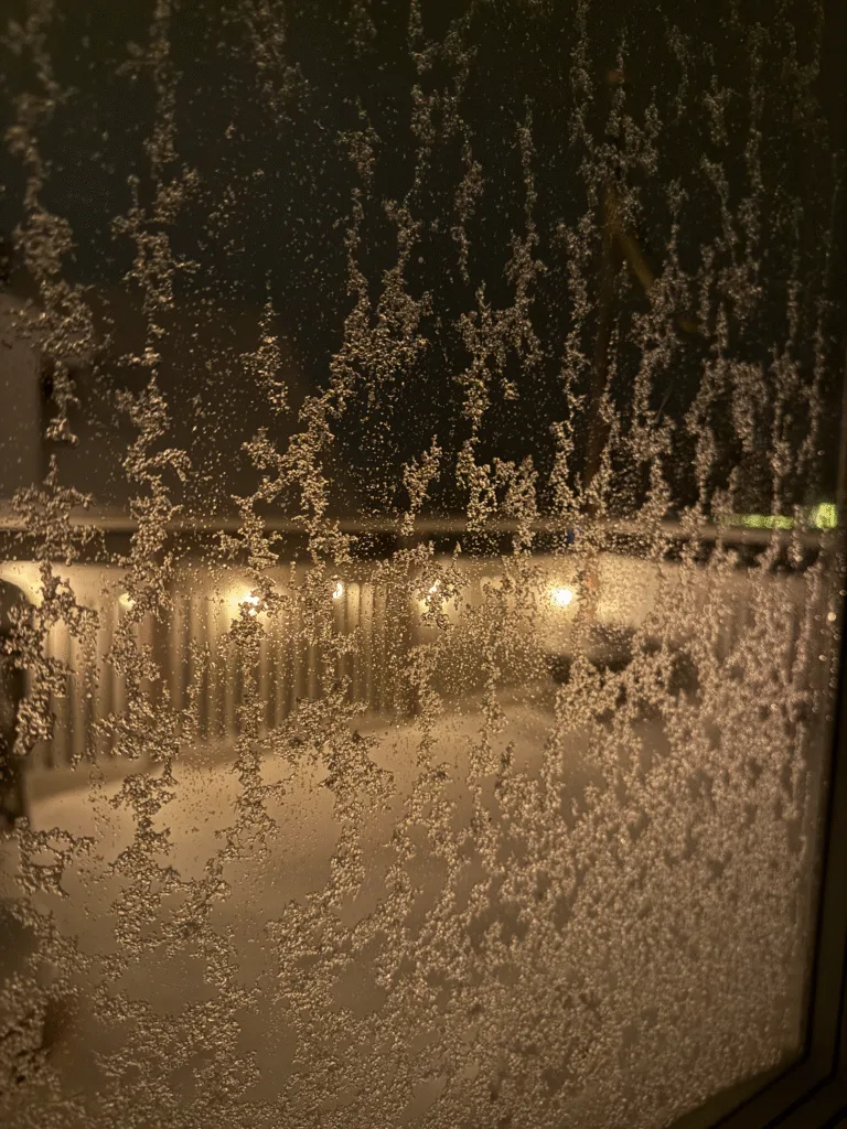 snö på fönsterrutan