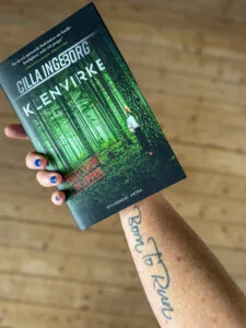 Klenvirke boktips i podden Skriverier med Malin och Cilla, Malin Lundskogs arm med born to runtatuering