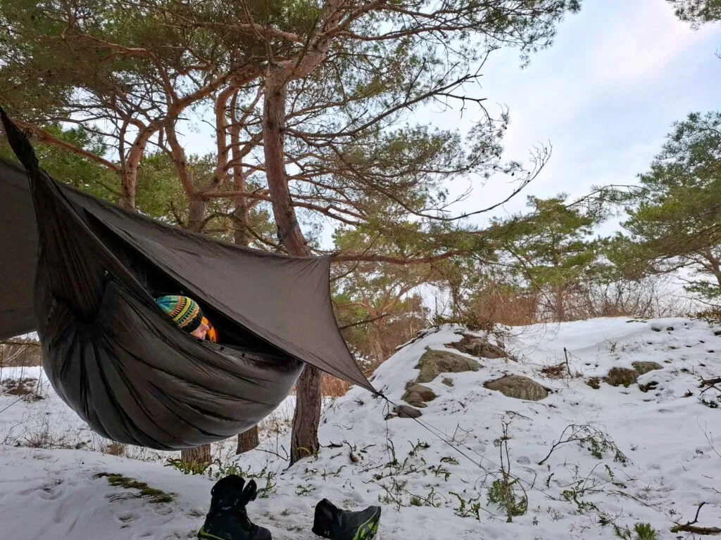 Malin Lundskog, kallaste natten i hängmattan, snö, tallar