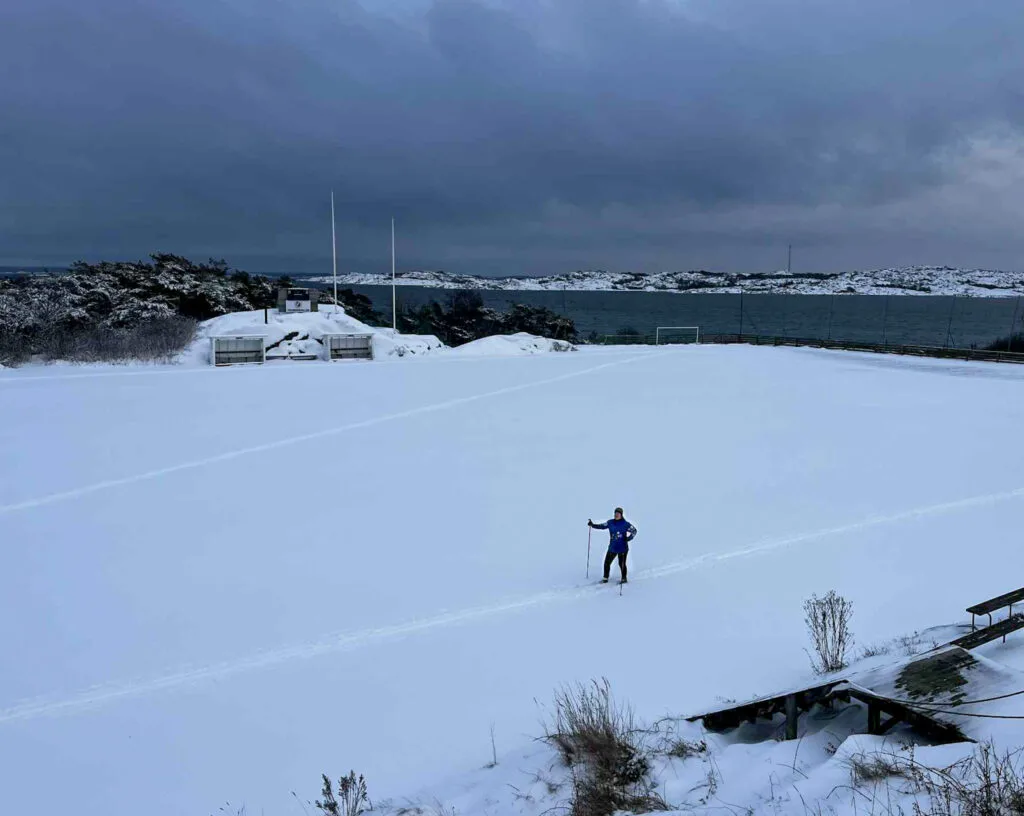 Malin Lundskog, fotbollsplan Knippla, skidspår, snö, västkusten, hav, himmel