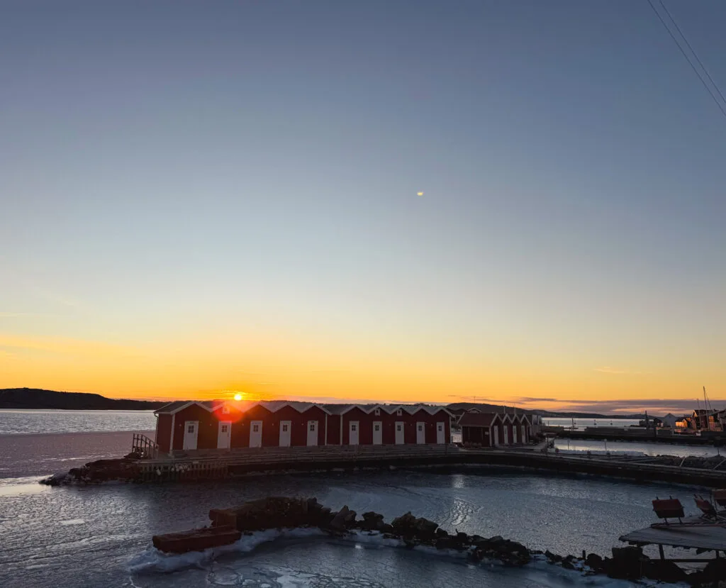 Det vackra värmer en kylig morgon, sjöbodar, knippla, soluppgång, knippla hamn