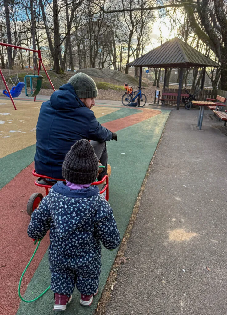 ha roligt helt utan anledning, stella the grandchild, lekplats