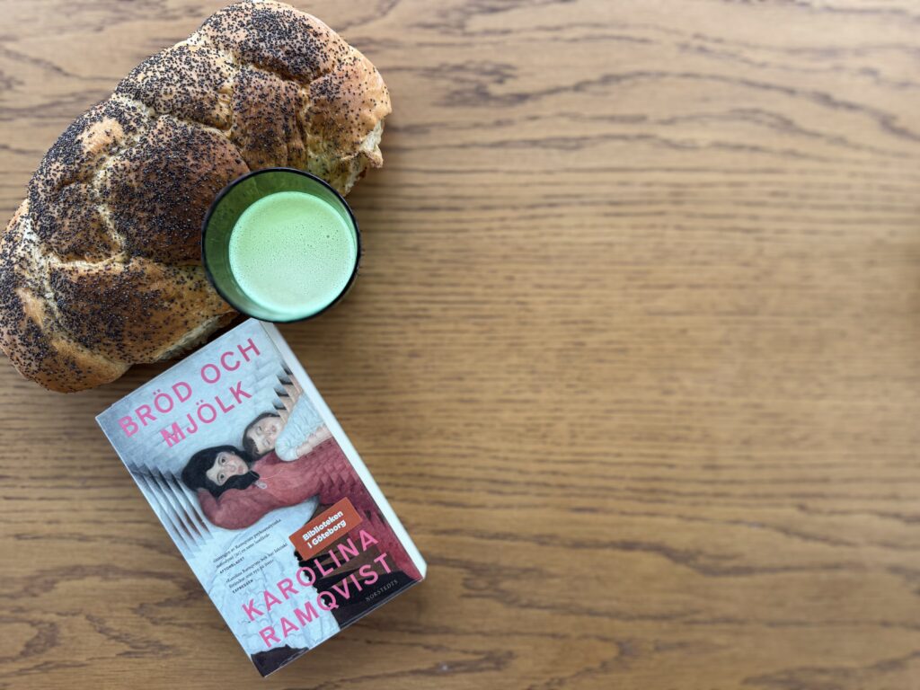 Brödlimpa, mjölkglas, boken Bröd och mjölk, boktips från podden Skriverier med Malin och Cilla
