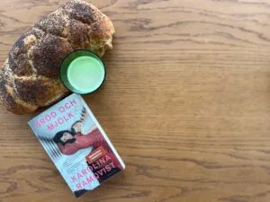 bröd och mjölk, boktips från podden skriverier med malin och cilla, brödlimpa, mjölkglas