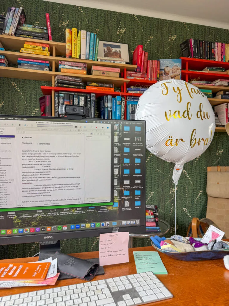 envishet, kreativitet och en ballong, skrivbord, dator, författare