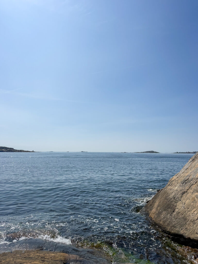 fin artikel i må bra, skogsbad fast vid havet, klippor, hav, himmel, utsikt västerut från knippla