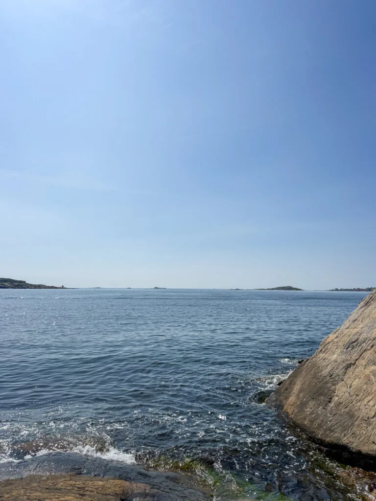 fin artikel i må bra, skogsbad fast vid havet, klippor, hav, himmel, utsikt västerut från knippla
